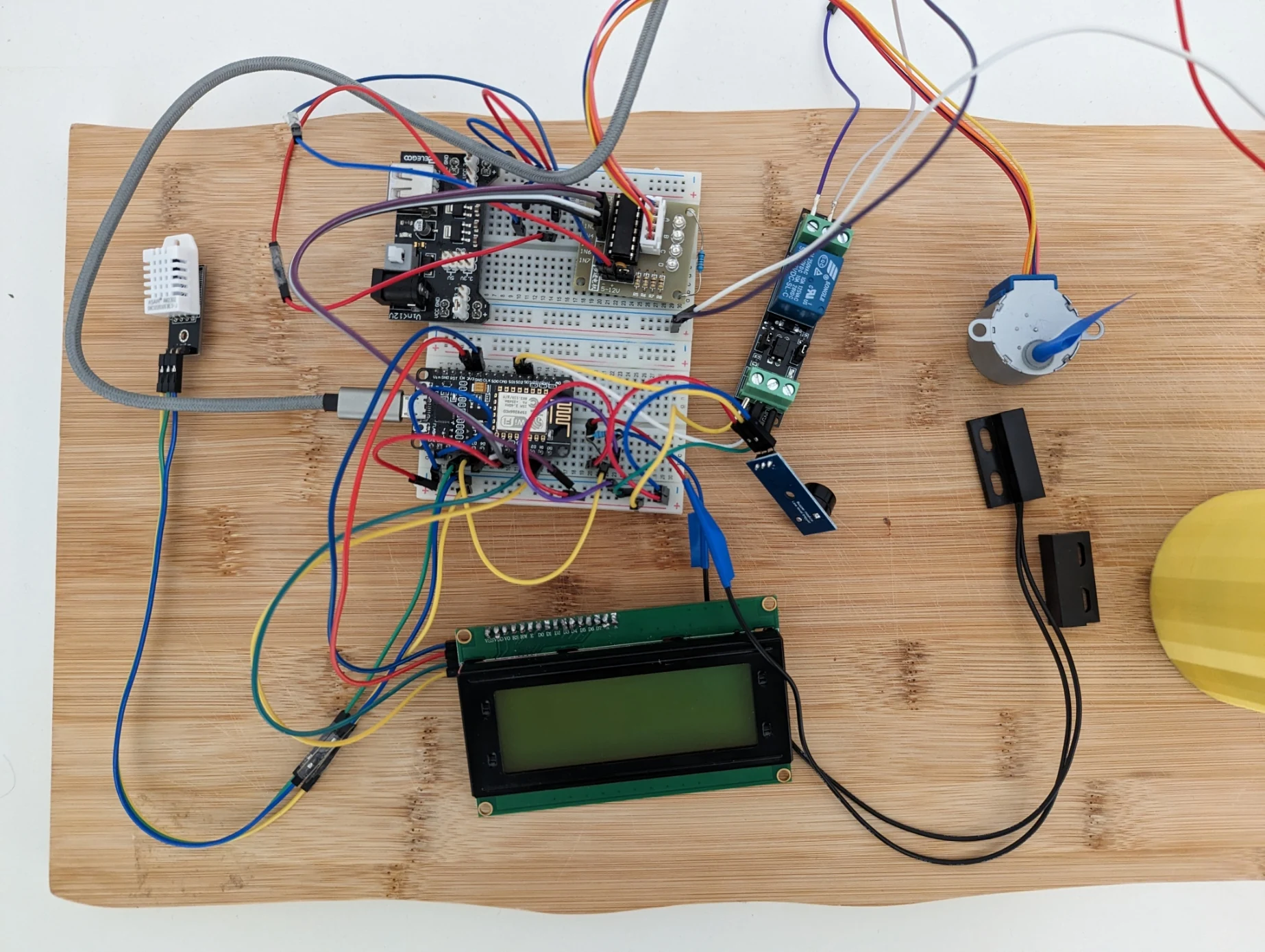 Nahaufnahme des ESP8266-Prototyps mit Sensoren, Relais und LCD