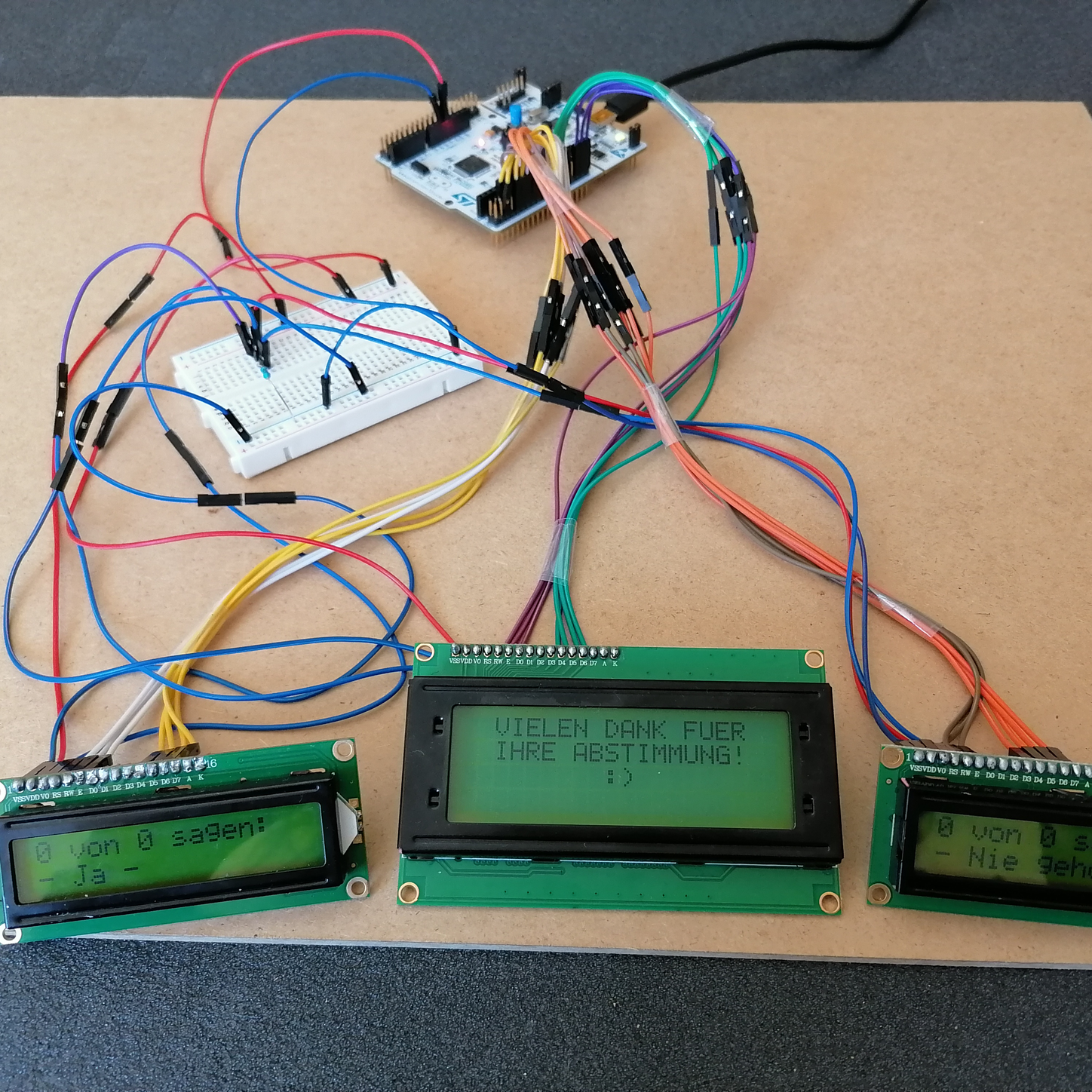 Breadboard-Prototyp mit STM32-Mikrocontroller und drei Displays