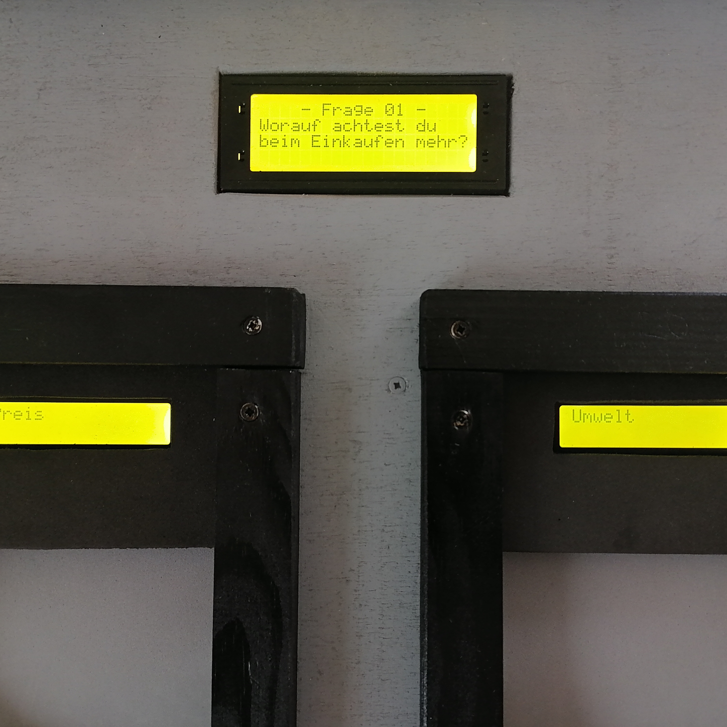 Drei LCD-Displays zur Darstellung von Frage und Antworten