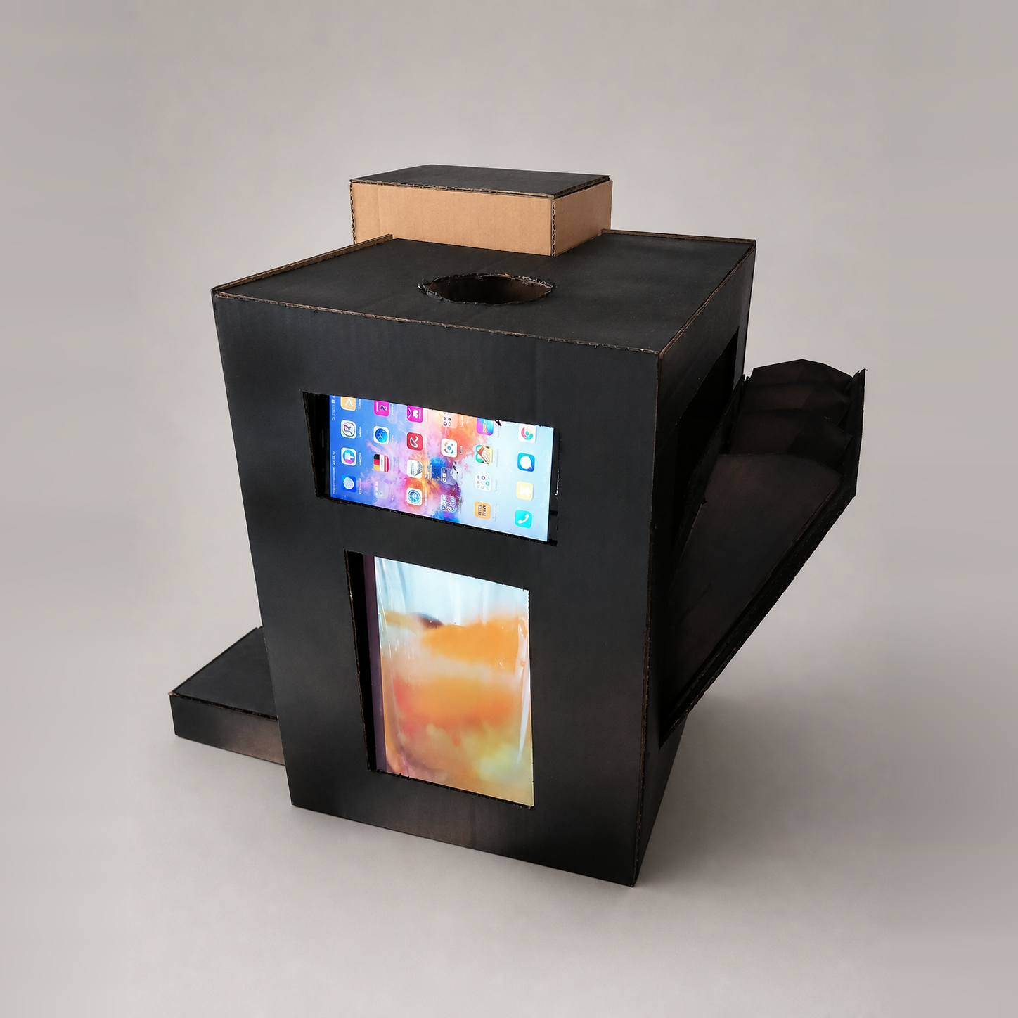 Smart-Juicer-Front mit Smartphone als Touchscreen und Tablet als Sichtfenster